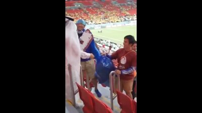 Los aficionados japoneses mostraron civismo al limpiar sus lugares en el estadio.