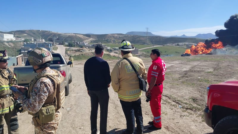 Incendio en ducto de Pemex en Rosarito moviliza a cuerpos de emergencia; descartan heridos