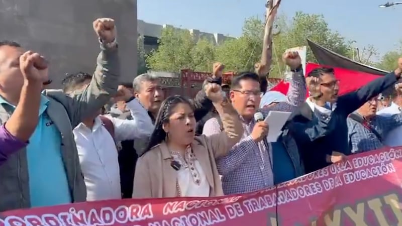 Maestros de la CNTE bloquean accesos de San Lázaro como protesta contra reforma a la Ley del ISSSTE