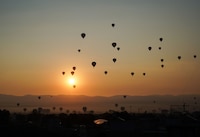 Turistas británicos sobreviven tras desplome de globo aerostático en Teotihuacán