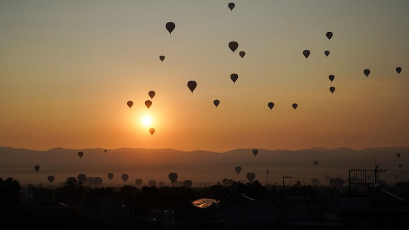 Turistas británicos sobreviven tras desplome de globo aerostático en Teotihuacán