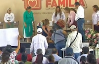 Mujer se tira al piso ante Rocío Nahle, gobernadora de Veracruz, para exigir justicia para su hija