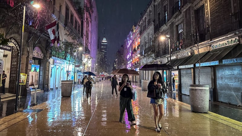 Activan alertas Roja y Naranja por lluvias fuertes en la CDMX este domingo