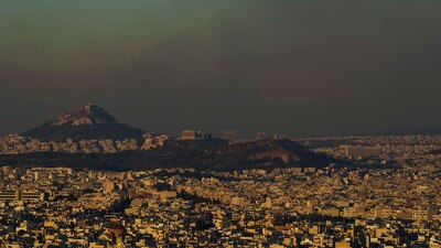 Los suburbios y orillas de Atenas están siendo consumidos por el fuego