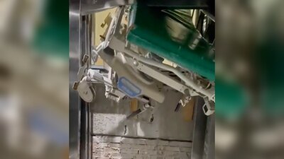 La cama era transportada por un camillero, quien estuvo a punto de ser alcanzado