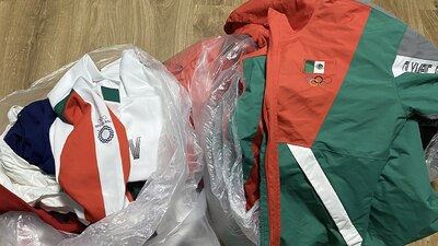 En redes, otros atletas criticaron que las jugadoras de softbol tirasen sus uniformes