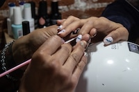 ¿Adiós al gelish? Unión Europea prohíbe ingrediente contenido en esmaltes, por peligro a la salud