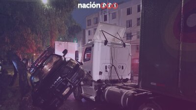 De acuerdo con las primeras versiones, el impacto provocó que la unidad oficial girara y quedara en sentido contrario