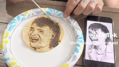 Peso Pluma también fue "inmortalizado" en una tortilla