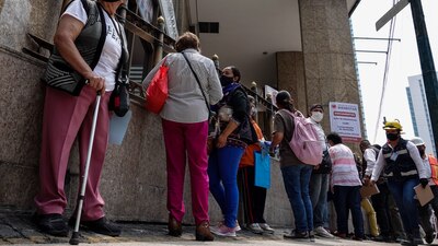 Disminuyó la edad de 68 a 65 años para recibir la pensión y aumentó el monto, de $2,550 a $3,100 de forma bimestral