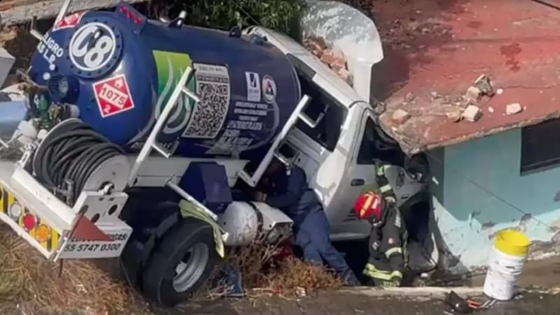 VIDEO: Pipa de gas se impacta contra vivienda en Naucalpan, Edomex