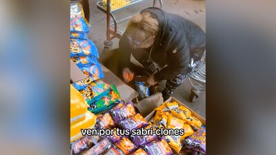 Captura a una mujer rellenando bolsas de Cheetos