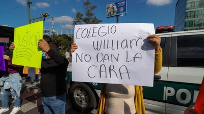 Familiares del niño Abner protestaron afuera del Colegio Williams.