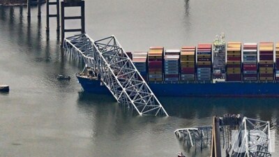 El puente colapsó tras el choque de un buque carguero