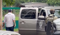 Hallan restos humanos apilados en bolsas al interior de una camioneta en Poza Rica, Veracruz