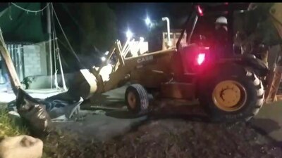 Las autoridades utilizaron maquinaria pesada para retirar a los pobladores inconformes