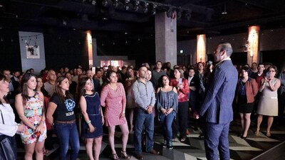 Carlo Ledezma (der) considera urgente el apoyo a los jóvenes emprendedores