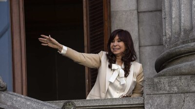 Se le acusa de administración fraudulenta, entre otros delitos