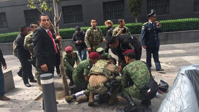 Un joven soldado sufrió un accidente en pleno desfile militar