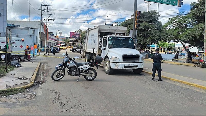 Camión de basura embiste a pareja de abuelitos en Oaxaca; hay 1 muerto