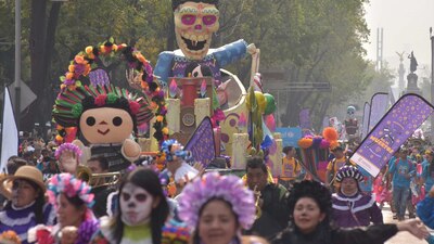 Clara Brugada presenció el arranque del desfile con “Iztapaxolotl”