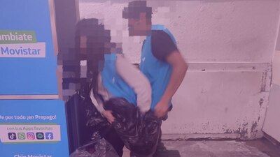 Policías descubrieron que la pareja mantenía relaciones detrás de un local; para "cubrirse”, usaron bolsas