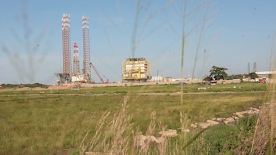 En las inmediaciones del puerto marítimo Dos Bocas, se trabaja en la construcción de la nueva refinería