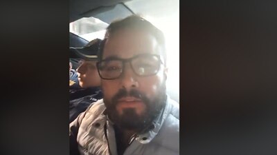 El alcalde de Miguel Hidalgo, Víctor Romo, en una patrulla de policía capitalina