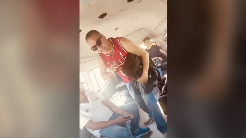 VIDEO: Hombre finge secuestro para evitar pagar el pasaje de la combi y dice ser amigo de “la diputada”