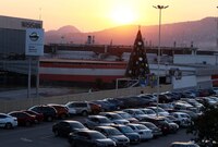 Trump amaga con imponer aranceles a autos fabricados en México