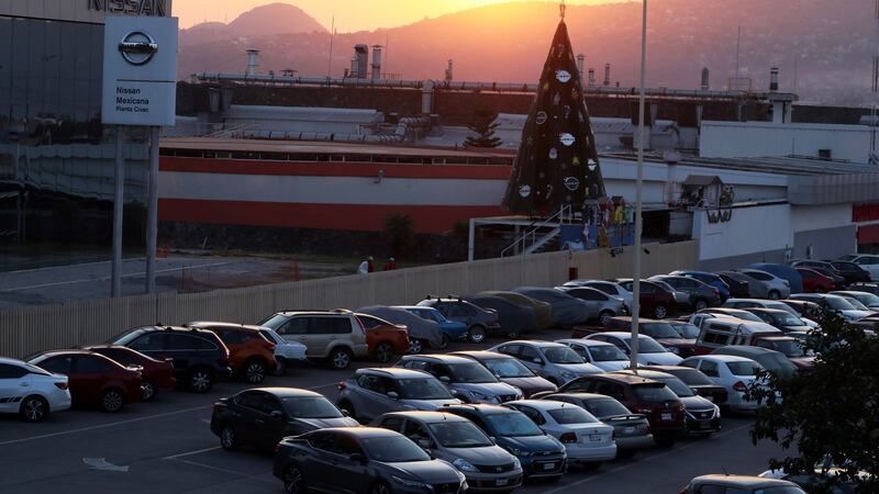 Trump amaga con imponer aranceles a autos fabricados en México
