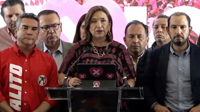 La candidata estuvo flanqueada por los líderes del PRI y PAN