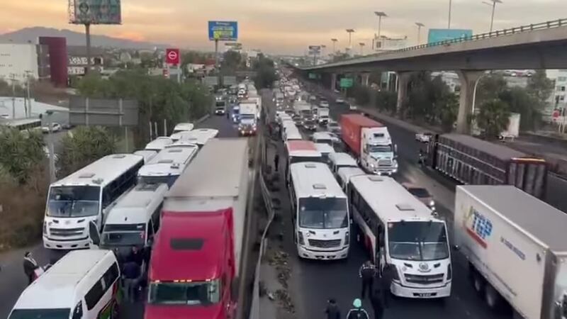 ¡Caos en la México-Querétaro! Transportistas bloquean carriles en Cuautitlán