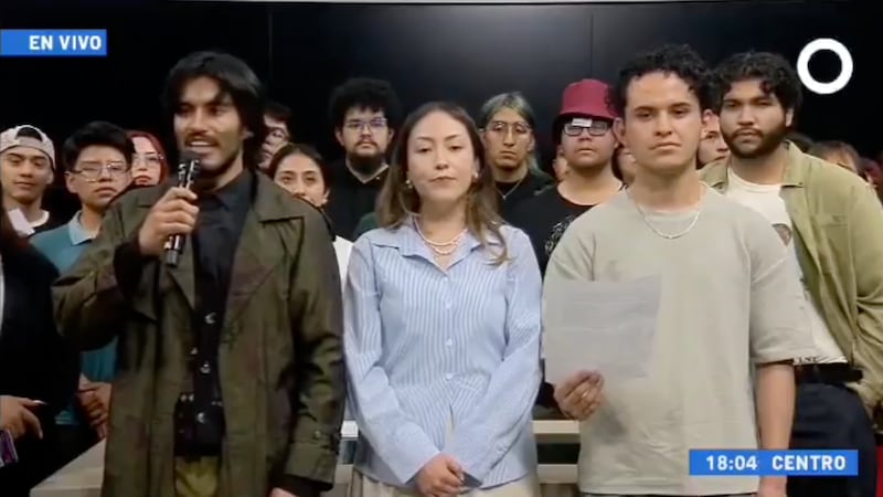 Alumnos toman instalaciones del Canal Once para exigir la renuncia del director del IPN