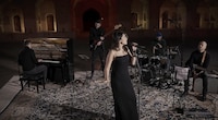 Irán condena a famosa cantante a 74 latigazos por dar concierto sin velo islámico