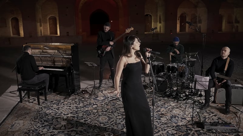 Irán condena a famosa cantante a 74 latigazos por dar concierto sin velo islámico