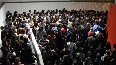 Usuarios dicen que llevan hasta media hora en espera de poder abordar un tren
