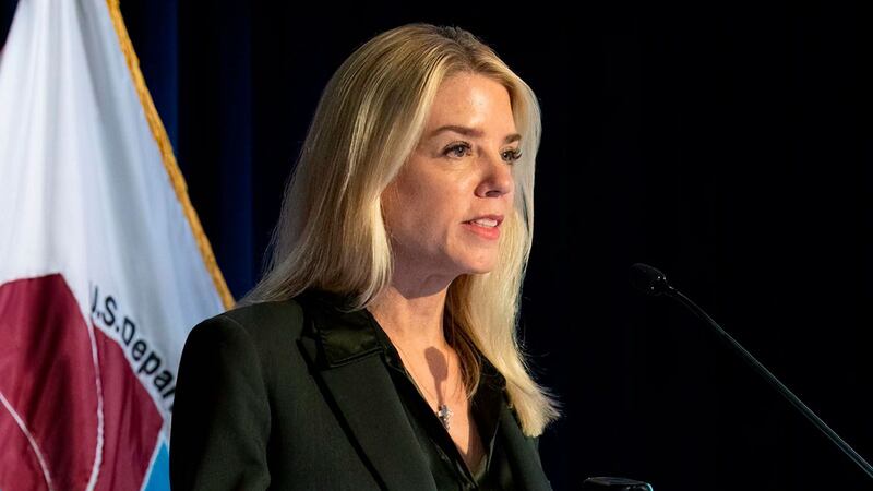 Pam Bondi, fiscal general de EU se refiere a México como “adversario” junto con China, Rusia e Irán