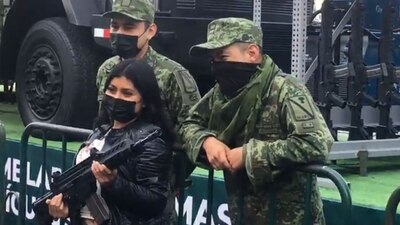 Paracaidistas de las Fuerzas Armadas realizan ejercicios sobre la plancha del Zócalo capitalino