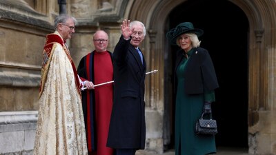 El rey ha seguido trabajando en privado, revisando documentos del gobierno y reuniéndose con el primer ministro