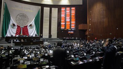Los legisladores rindieron sus respetos al fallecido gobernador de Puebla, Miguel Barbosa.