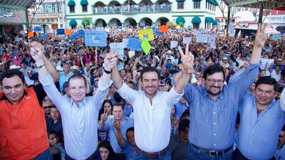 Anaya encabezó un evento junto con Miguel Ángel Yunes Márquez (centro), precandidato al gobierno local
