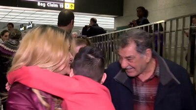 El menor retenido en un aeropuerto de Estados Unidos fue recibido por sus familiares