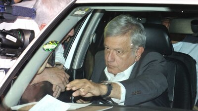 El presidente electo saliendo de su casa de transición en la colonia Roma