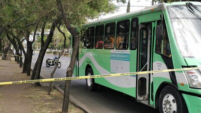 La mujer de aproximadamente 30 años murió minutos después de ser atropellada