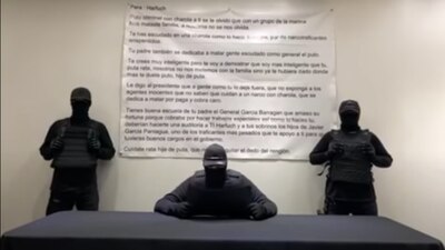 En un video difundido en YouTube, un hombre encapuchado asegura que 'no quitará el dedo del renglón'