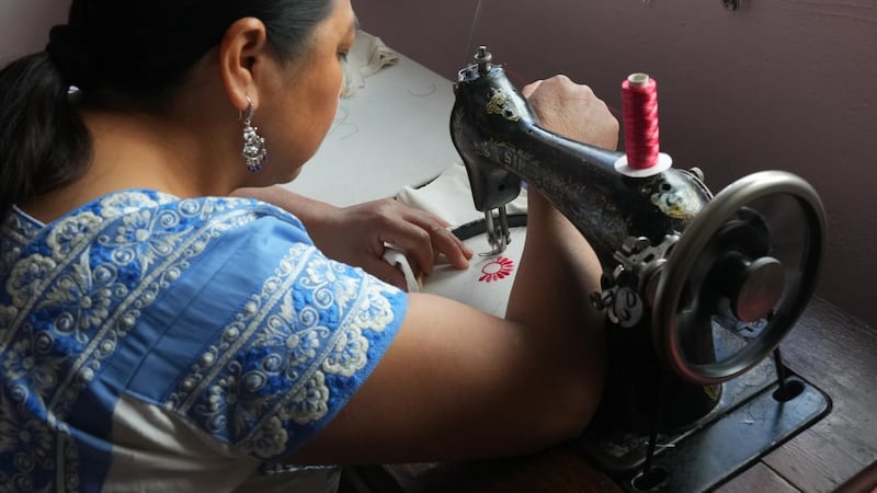 “Ahora todos quieren una blusa como el de la Presidenta”: Mujeres que visten a Sheinbaum