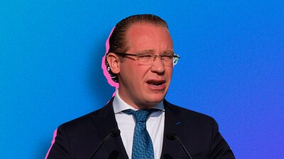 Busca relegirse en el cargo y saca 20 puntos de ventaja al competidor de Morena