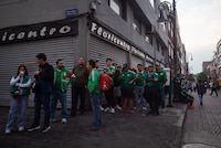 VIDEO: Cientos de aficionados formar largas filas para entrar al Fan Fest del Zócalo de la CDMX