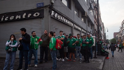 CIUDAD DE MÉXICO, 11JUNIO2026.- Decenas de aficionados hacen fila para entrar al FanFest en el Zócalo Capitalino en caso de que si hubiera acceso.